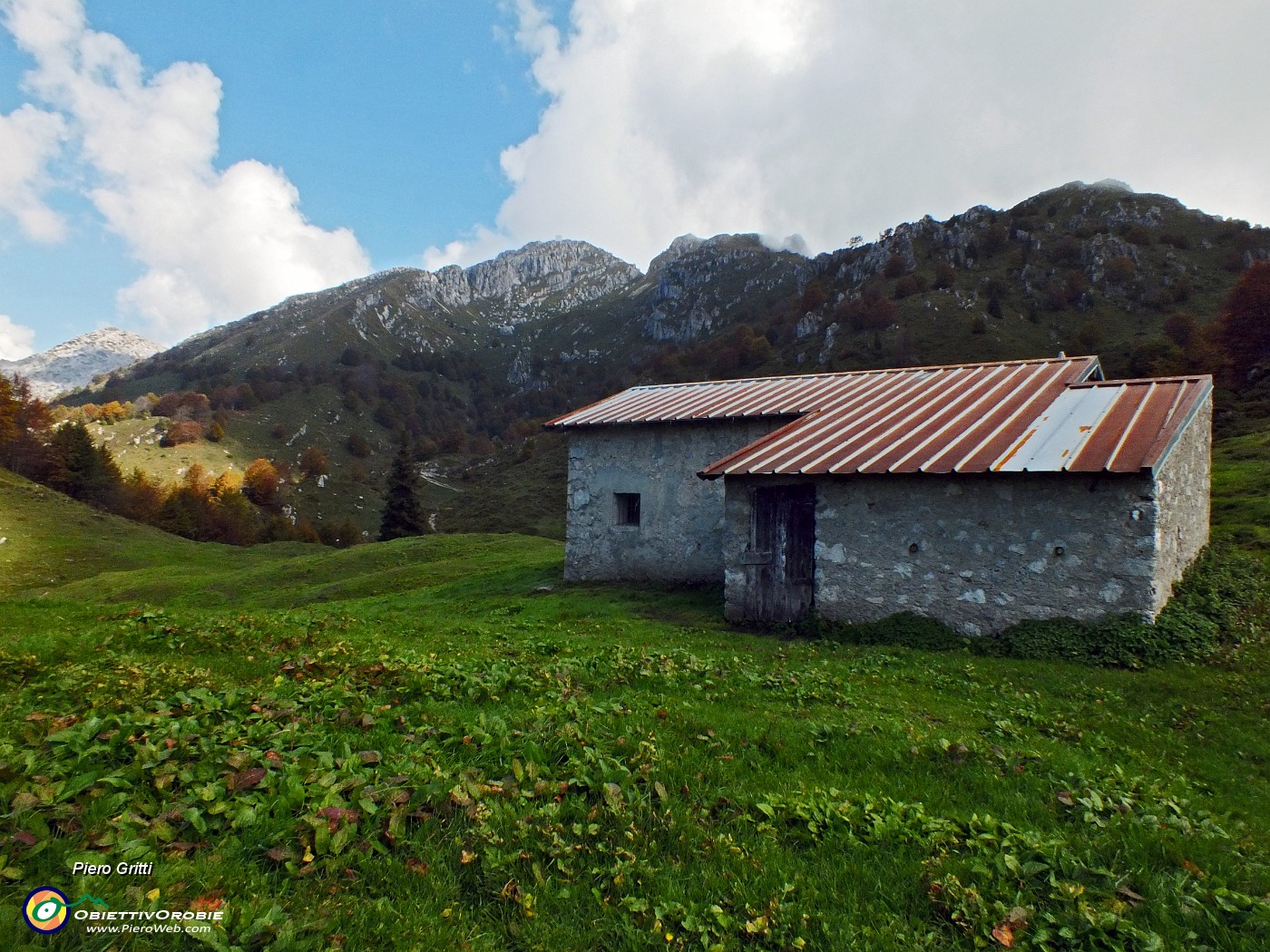 45 Cascina dei Foppi (1600 m) con vista in creste d'Alben .JPG